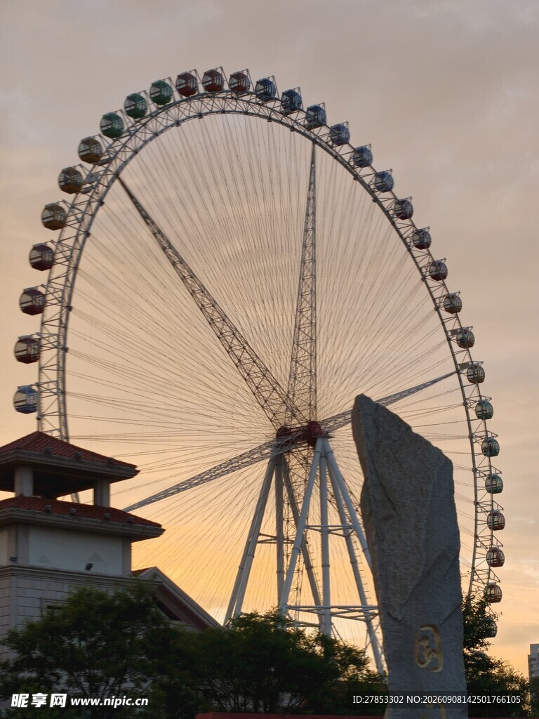 夕阳下的巨型摩天轮