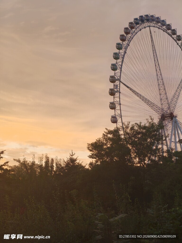夕阳下的摩天轮美景