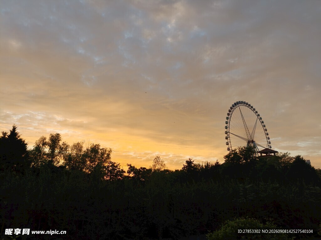 夕阳下的摩天轮美景