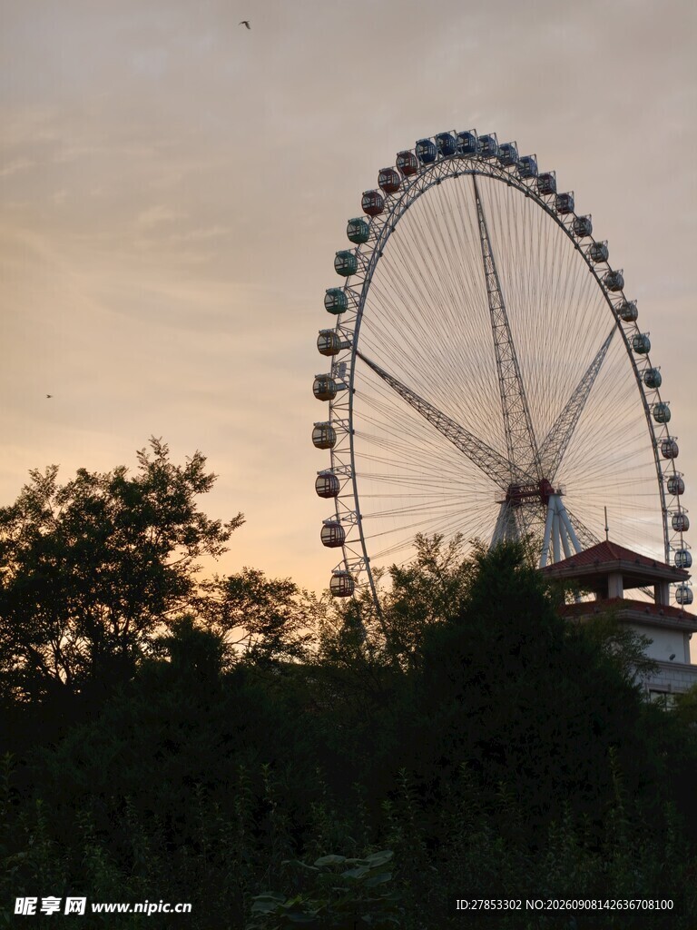 夕阳下的摩天轮