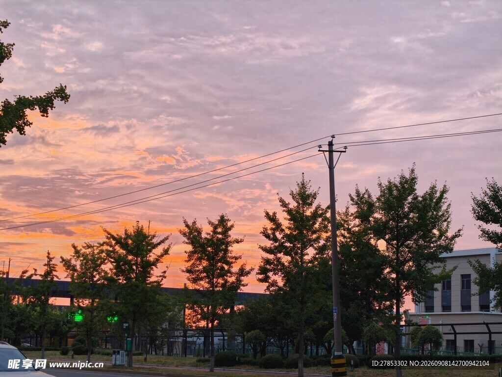 黄昏下的城镇风景