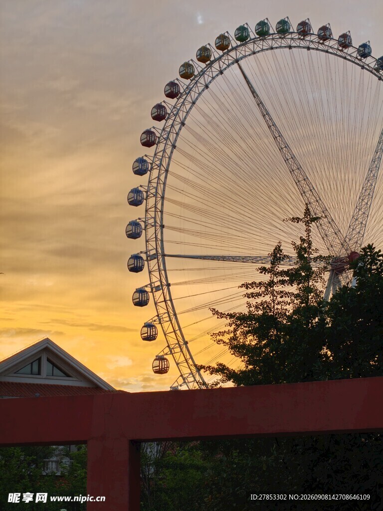 夕阳下的摩天轮美景