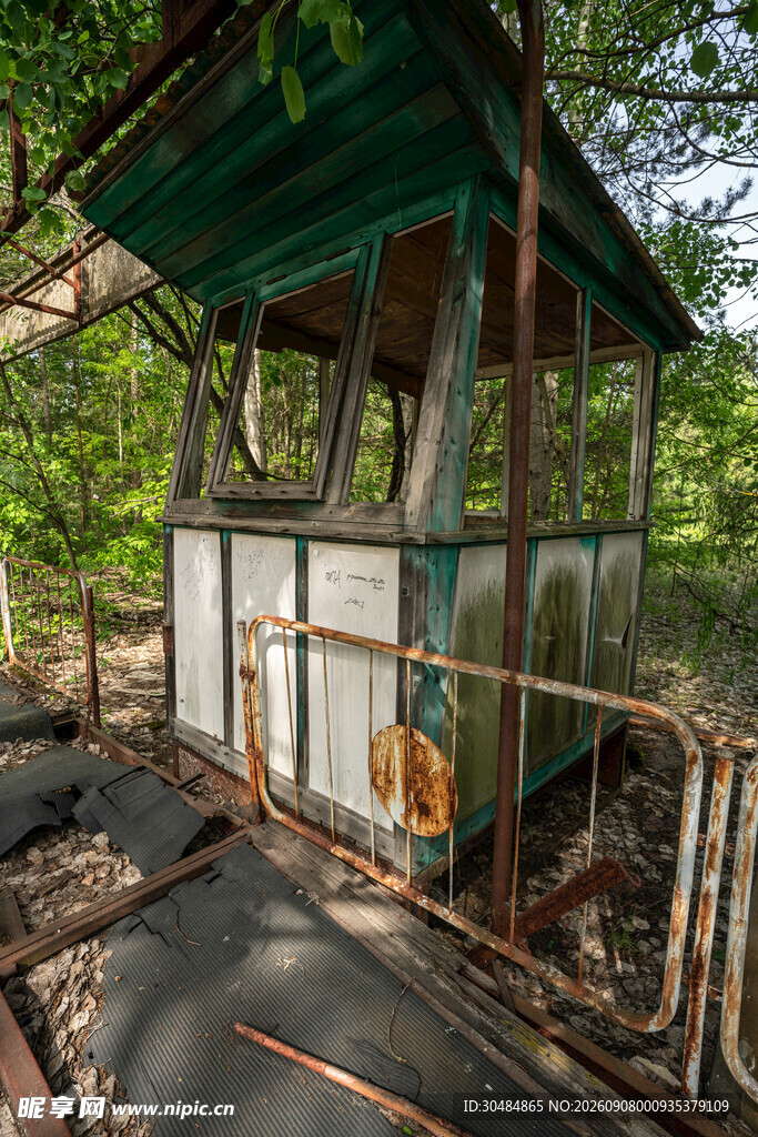 废弃林间小屋