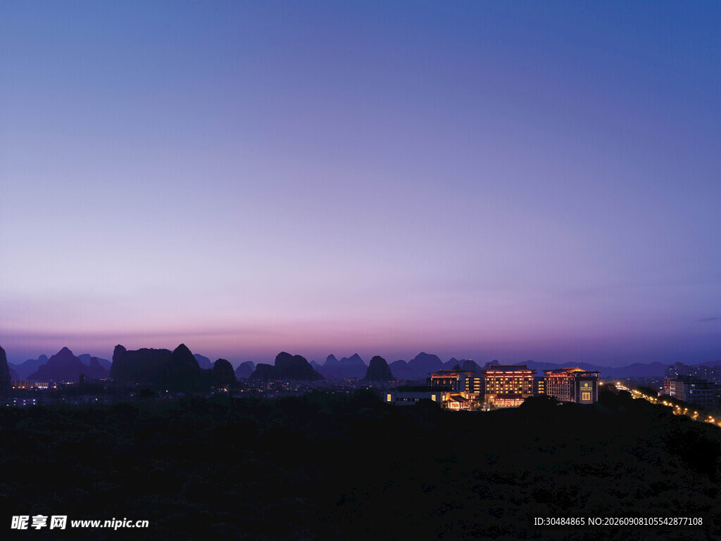 黄昏下的城市天际线美景