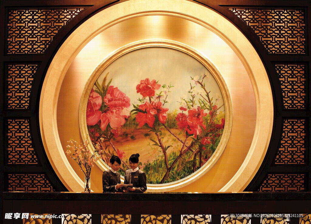 金色圆框中的艳丽花卉