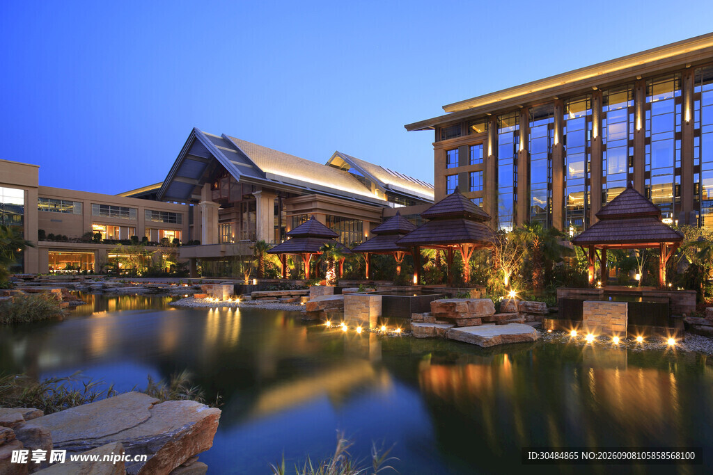 湖畔璀璨建筑夜景风光