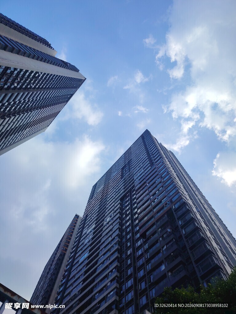 仰视都市摩天大楼