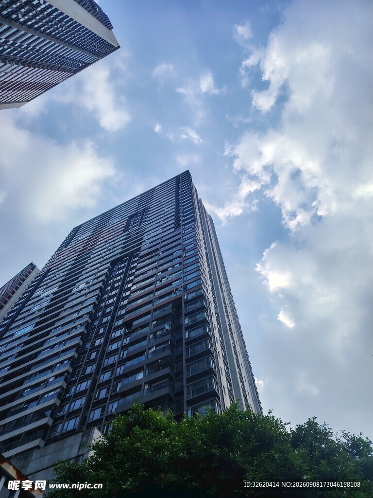 摩天大楼矗立蓝天白云下
