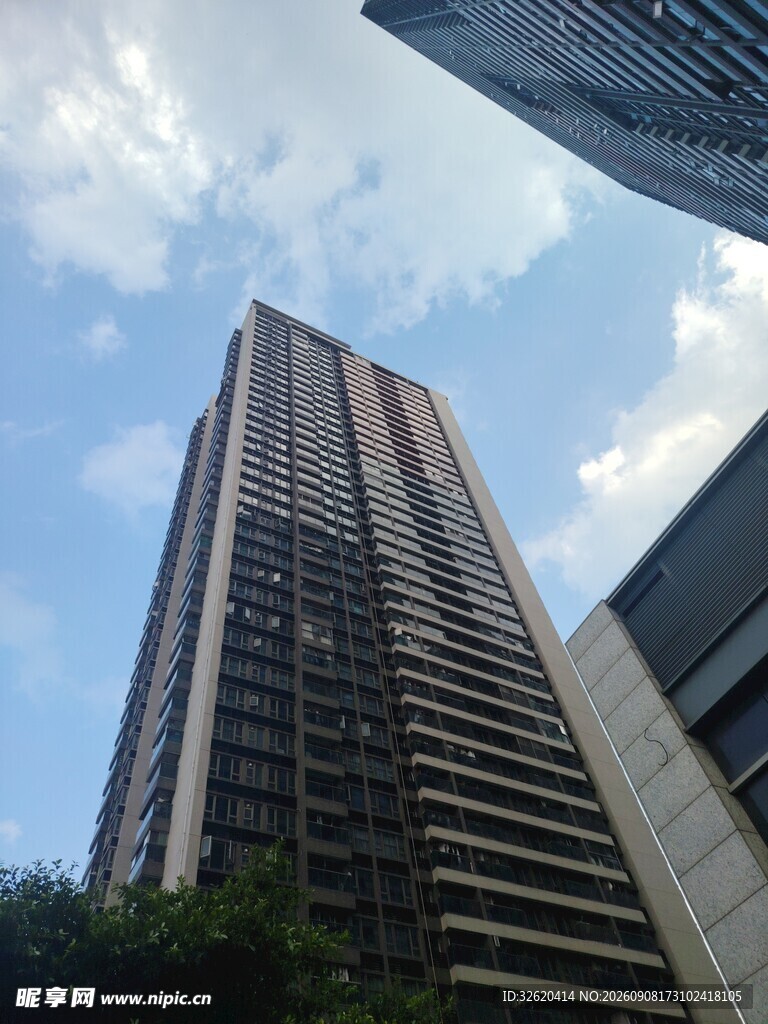 摩天大楼矗立蓝天白云下