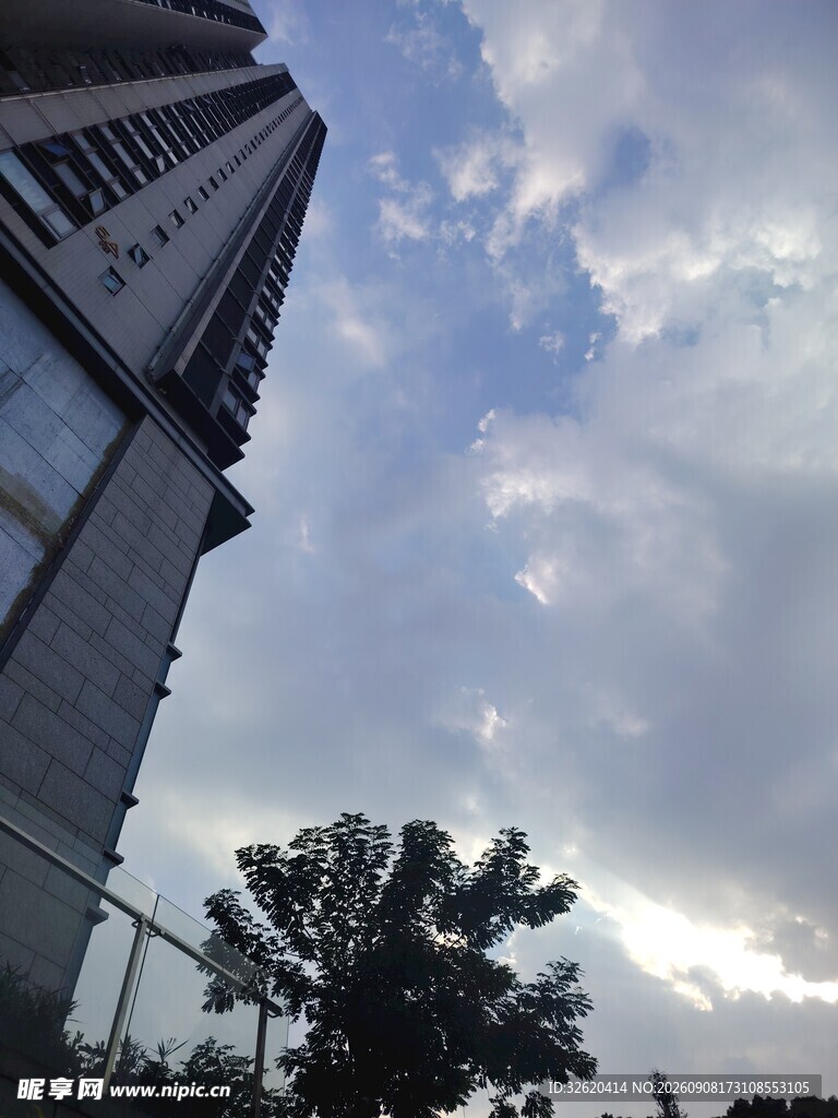 仰视下的建筑与天空景观