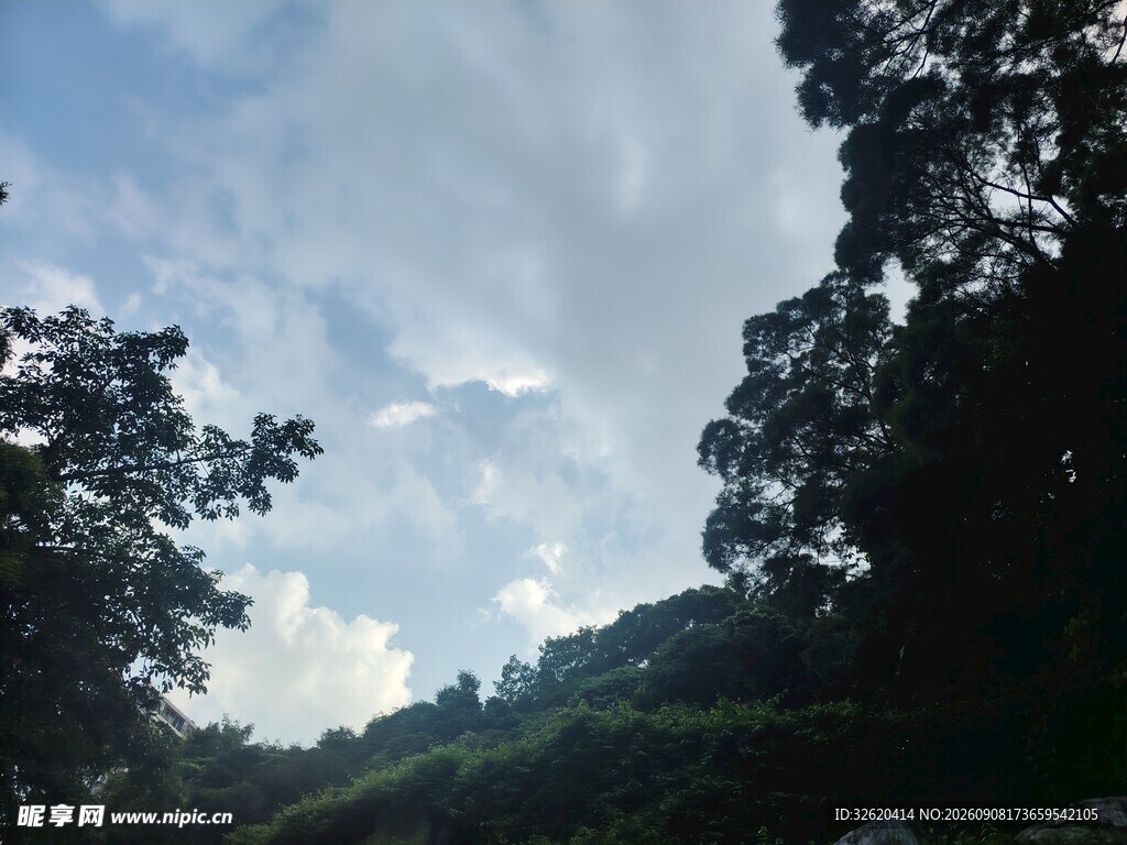 山林间的蓝天白云美景