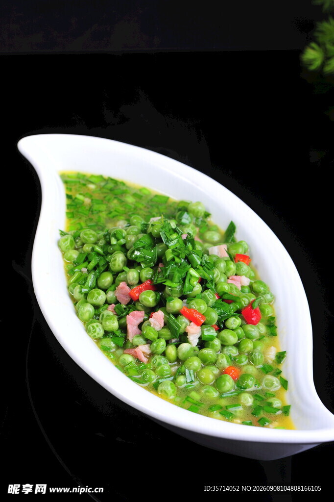 翠绿豌豆配红椒点缀