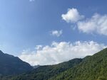 青山蓝天间的悠然景致