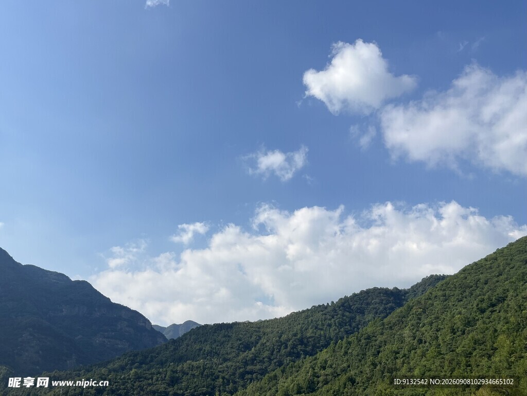 青山蓝天间的悠然景致