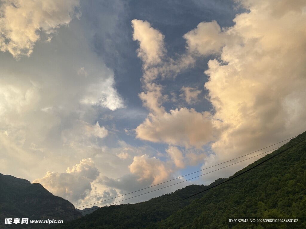 山间云霞美景