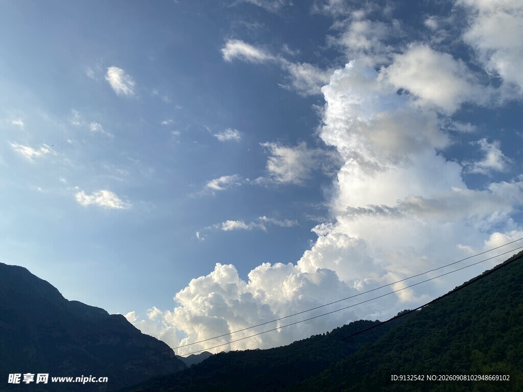 山间蓝天与云朵美景