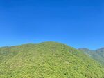 翠绿山峦映蓝天