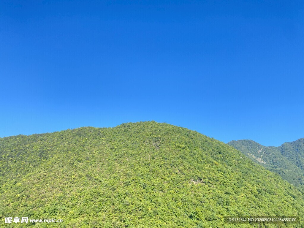 翠绿山峦映蓝天
