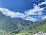 青山蓝天间的秀丽山谷
