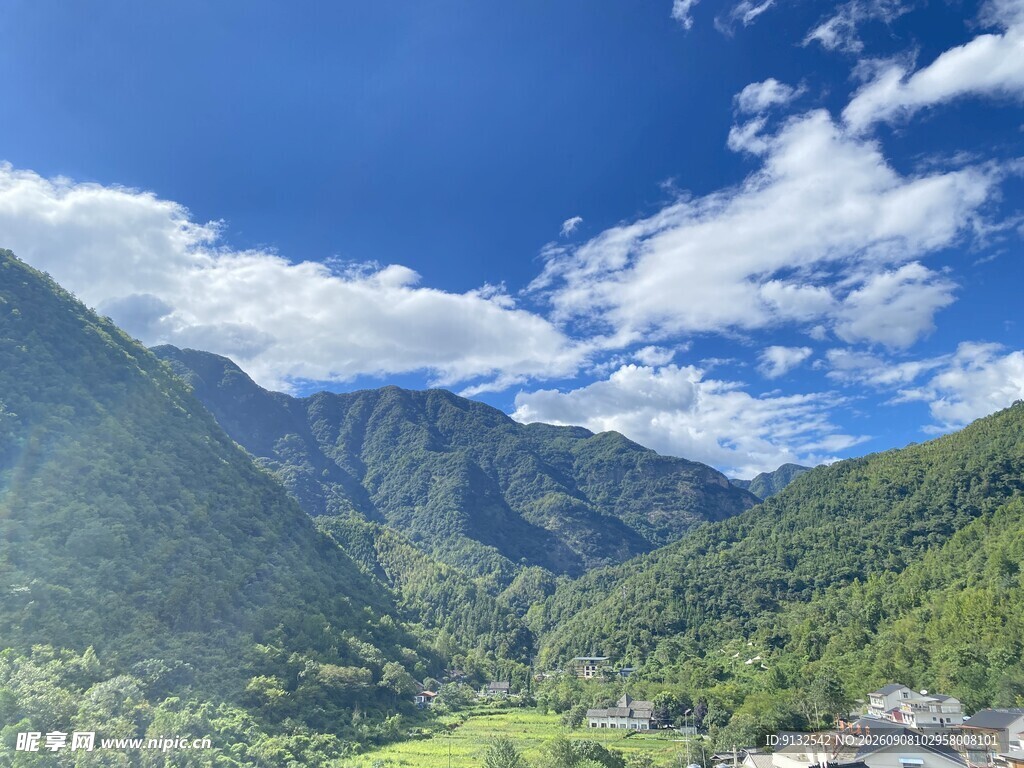 青山蓝天间的秀丽山谷