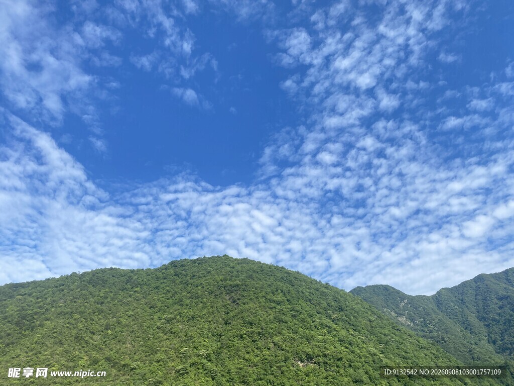 青山蓝天美景