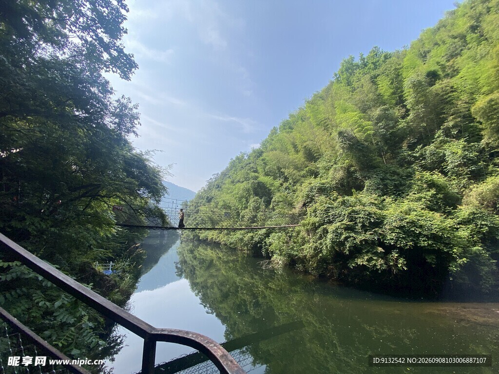 青山绿水间的宁静河道