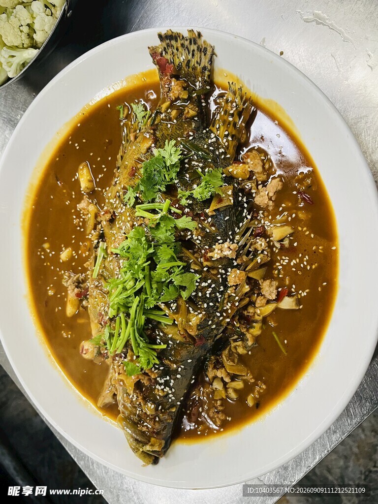 红烧鱼摆盘中的美味佳肴