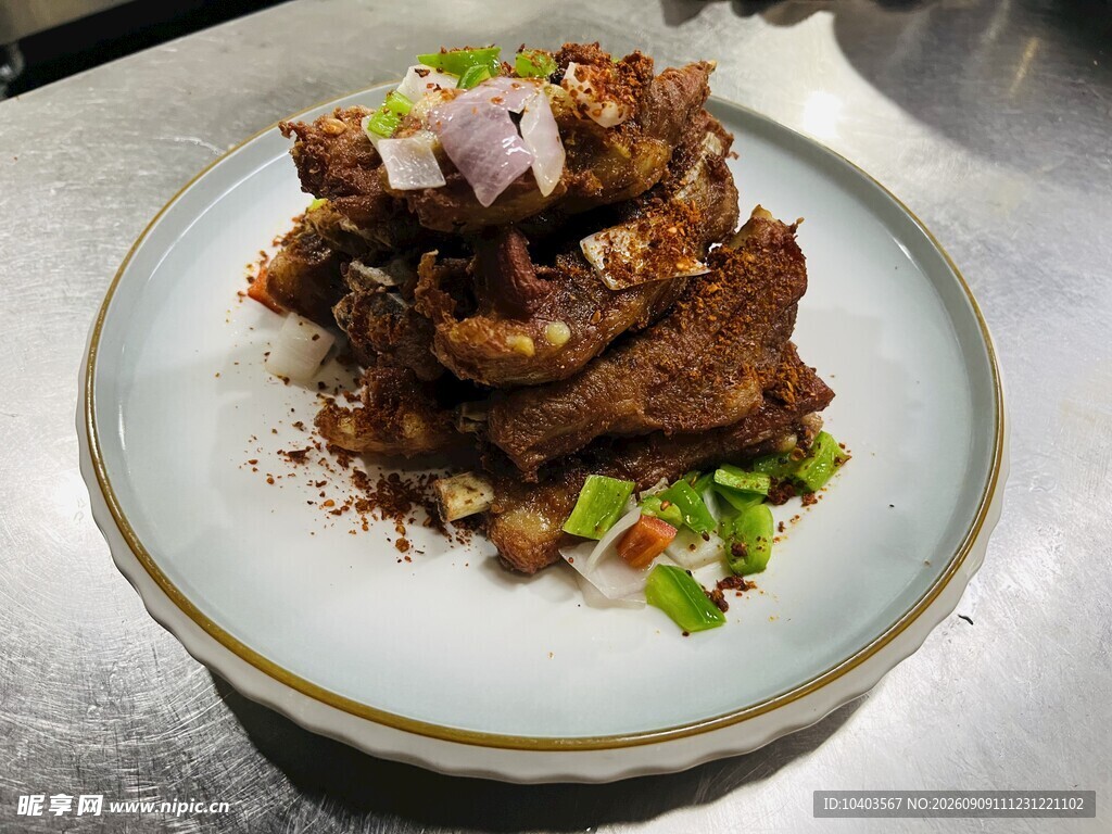 美味叠层牛排配清新蔬菜