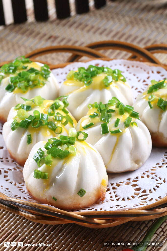鲜香葱花点缀美味小笼包