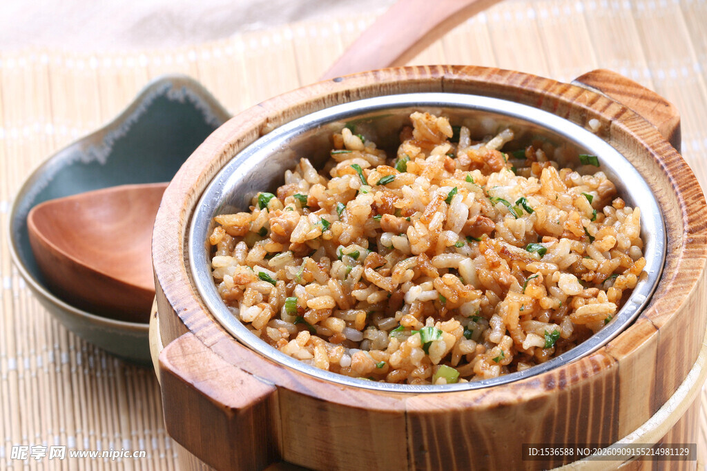 木桶装的美味特色炒饭