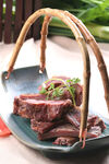 竹篮盛美味牛肉