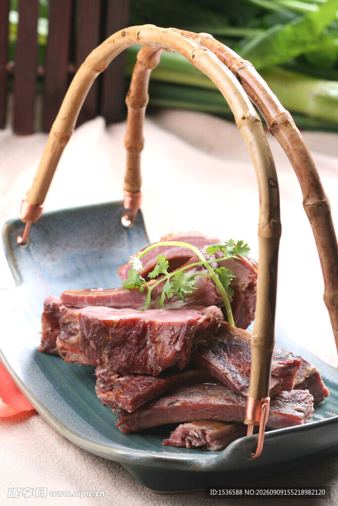 竹篮盛美味牛肉