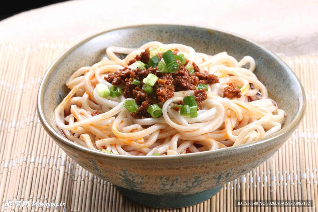 美味肉酱拌面