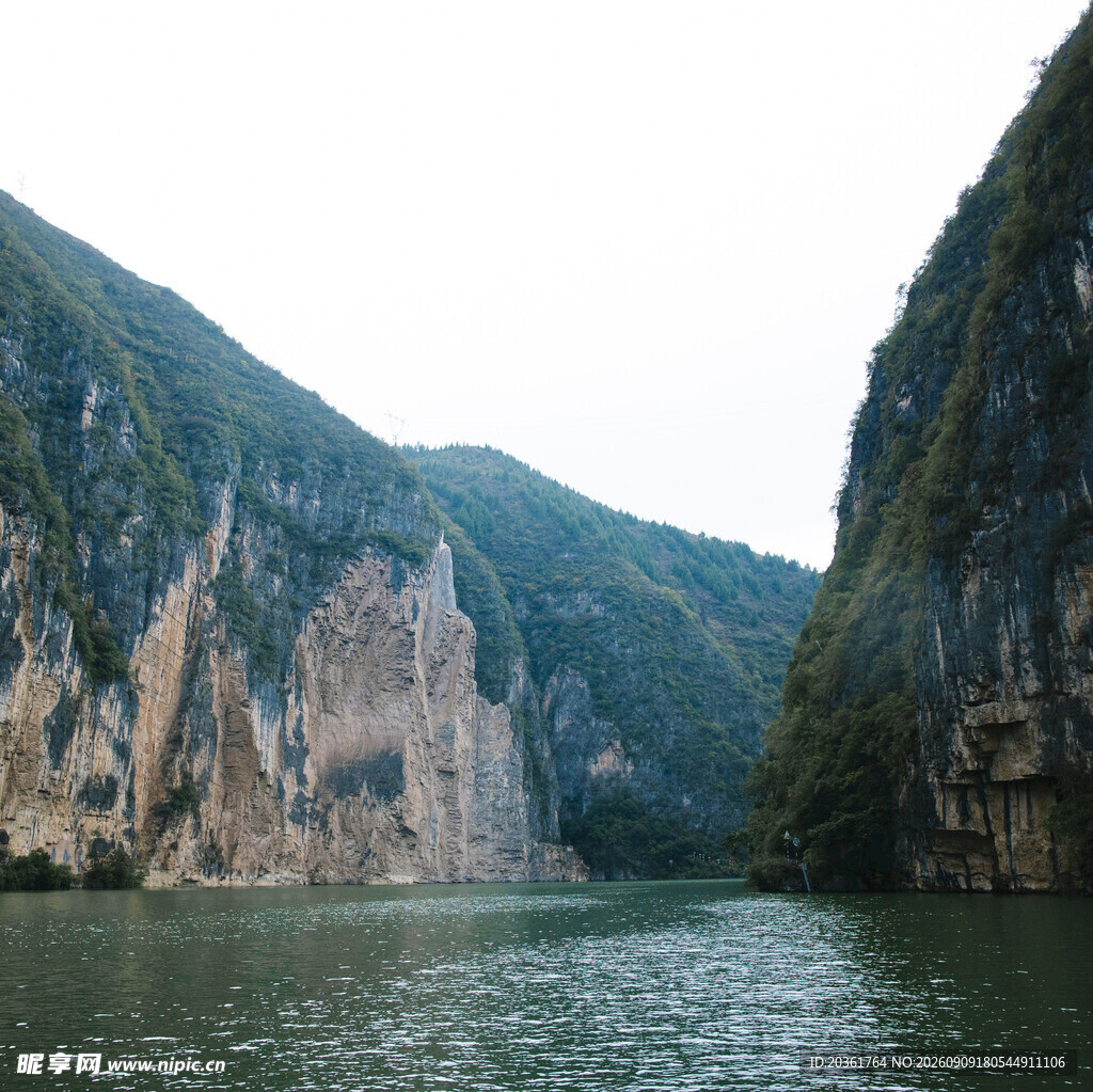 壮丽峡谷中的宁静水域