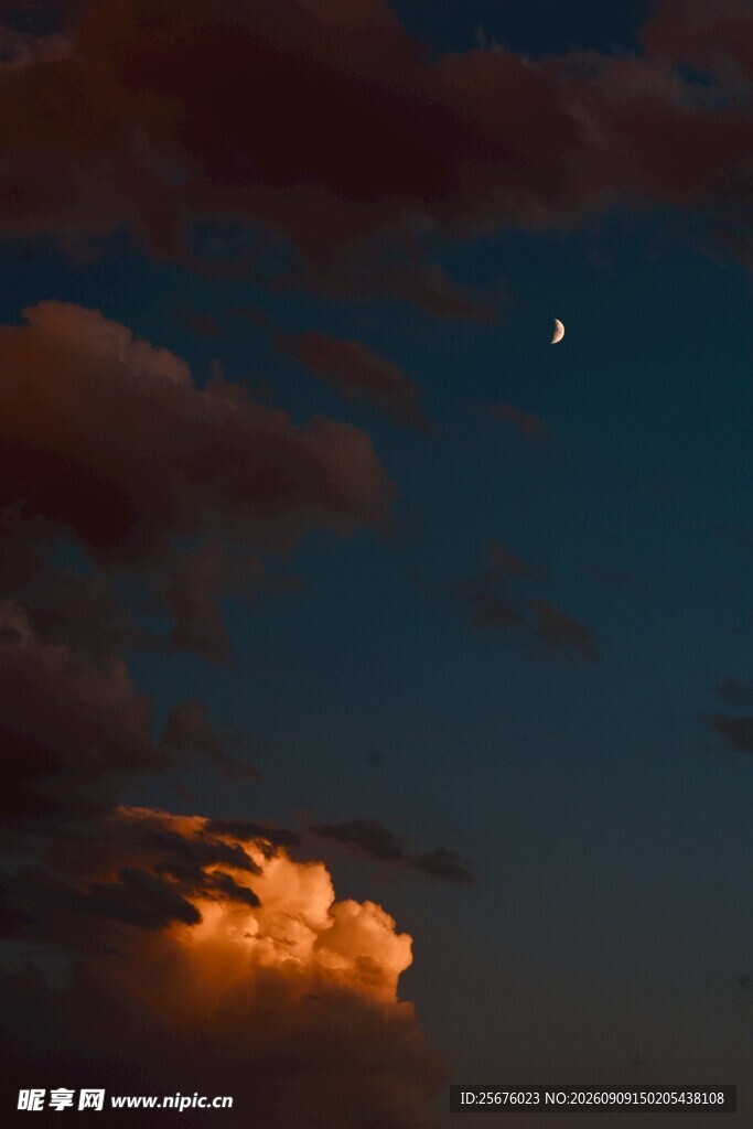 夜空下的发光云朵与孤星
