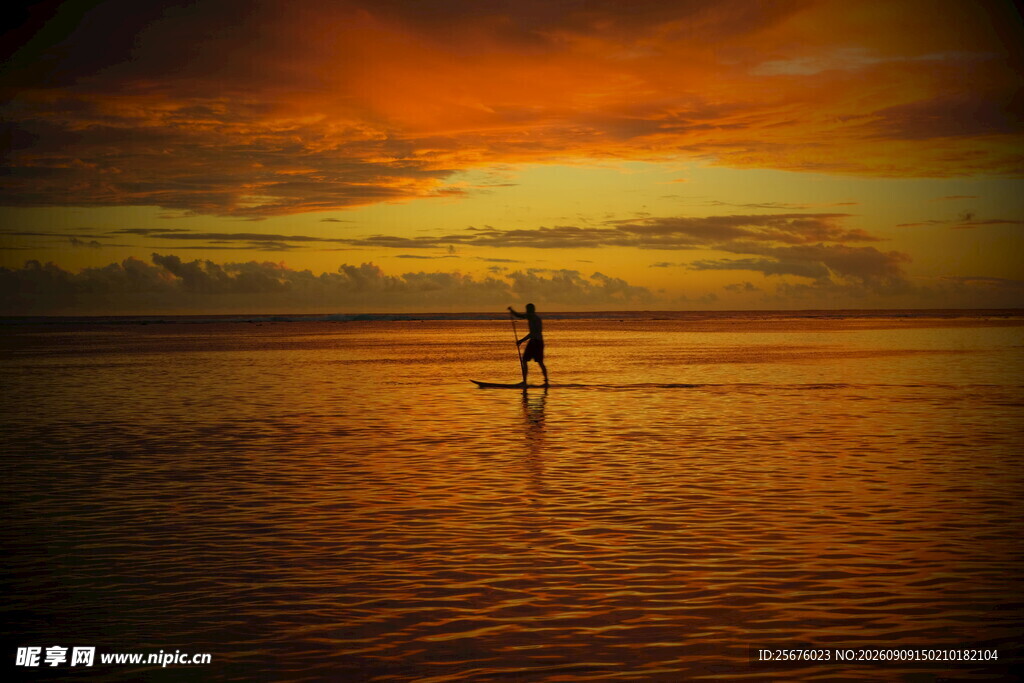 夕阳下的海上独行者