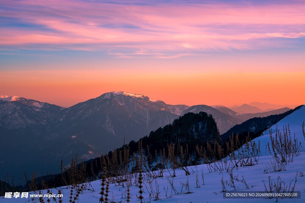 雪山日出美景