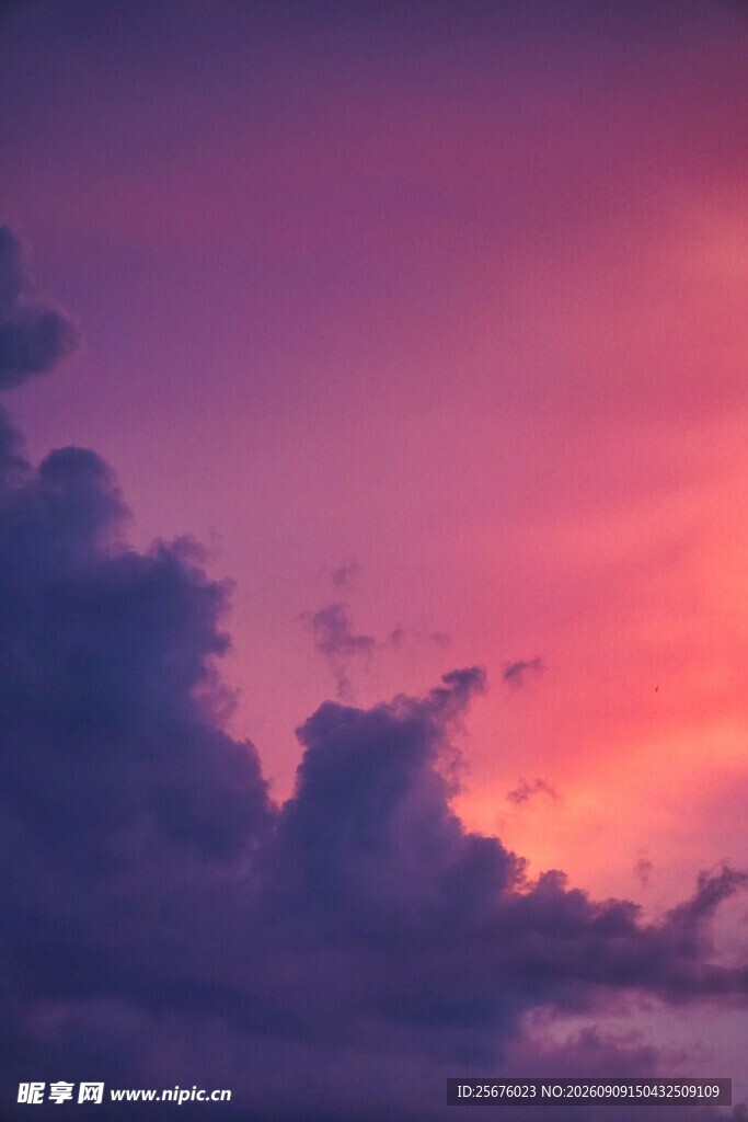 梦幻晚霞中的壮丽云层