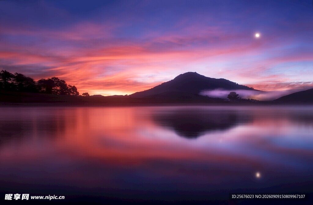 梦幻湖畔的绝美黄昏夜景