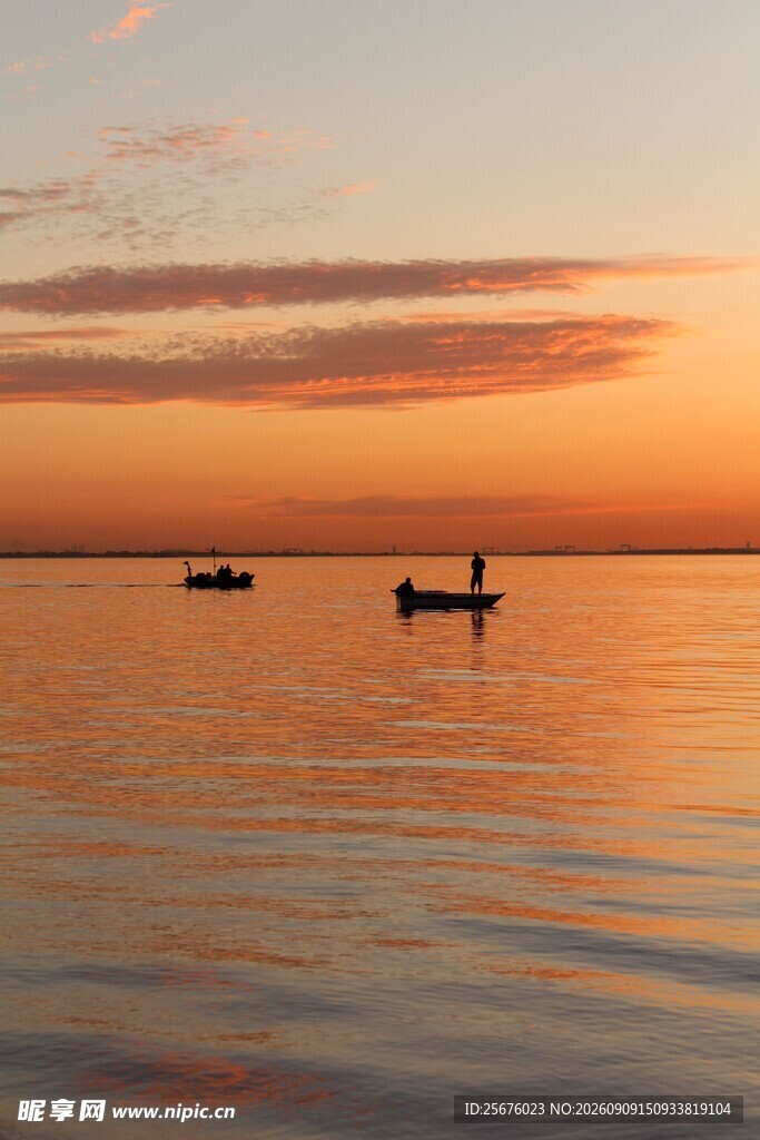 夕阳下湖面的静谧小船