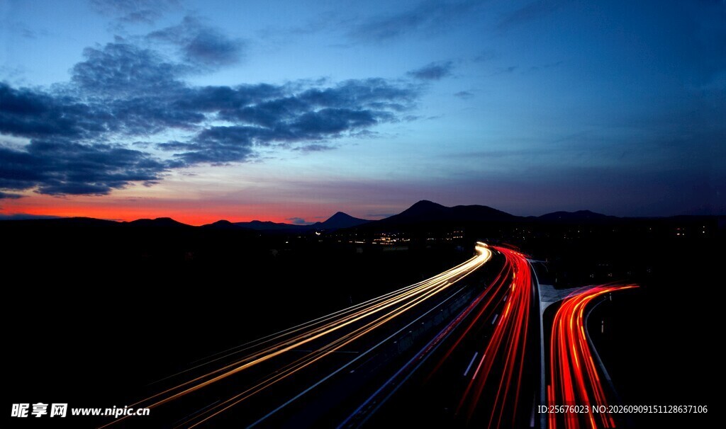 公路夜景流光溢彩