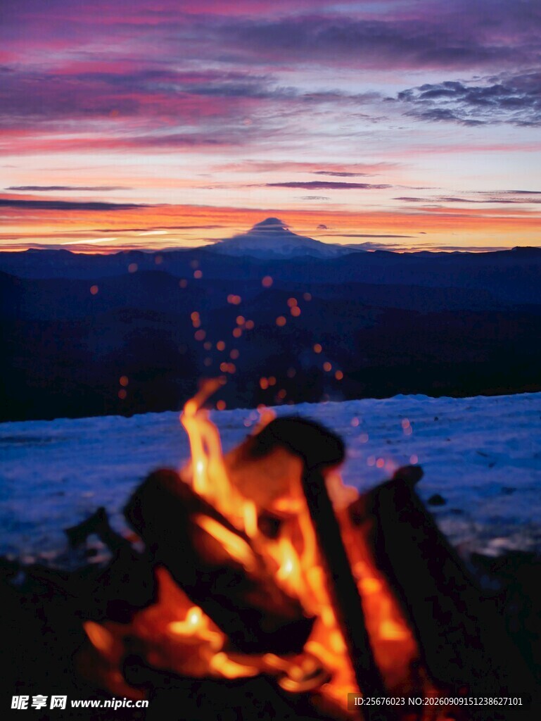 篝火旁的壮丽日落美景