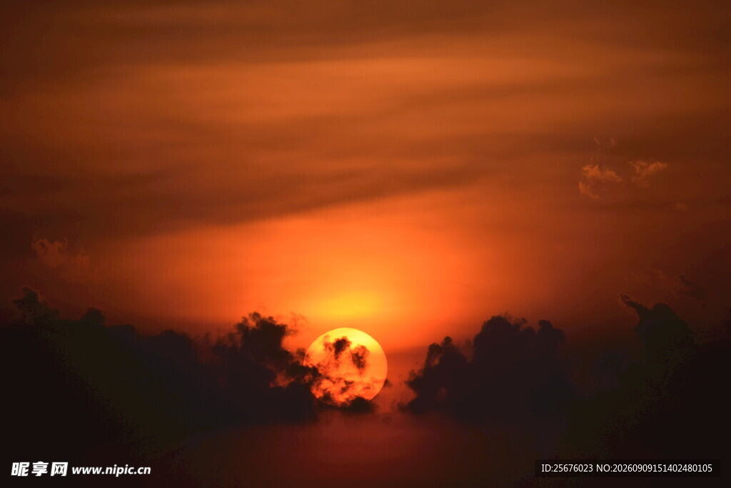 夕阳西下的美丽天际