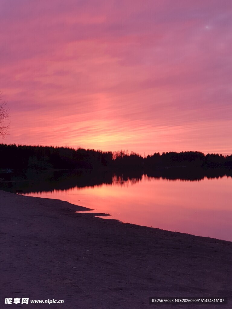 湖畔绝美日落晚霞景观