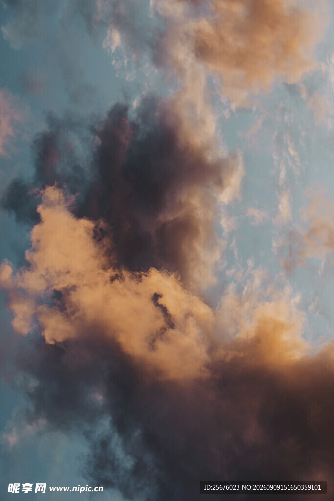 夕阳下的梦幻天空云朵