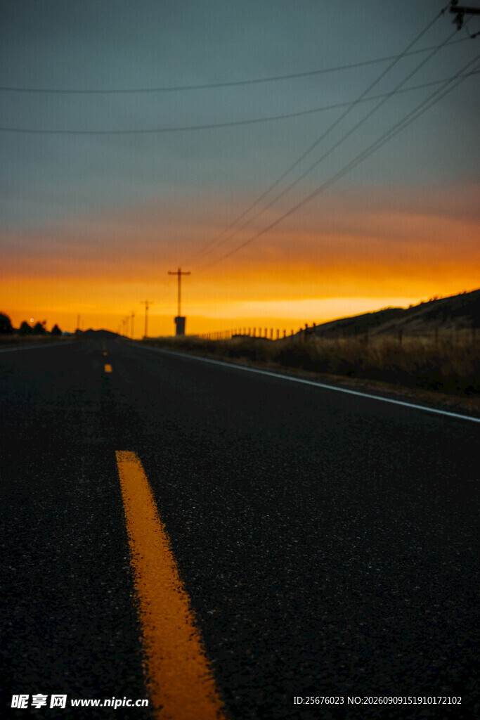 黄昏下的公路美景