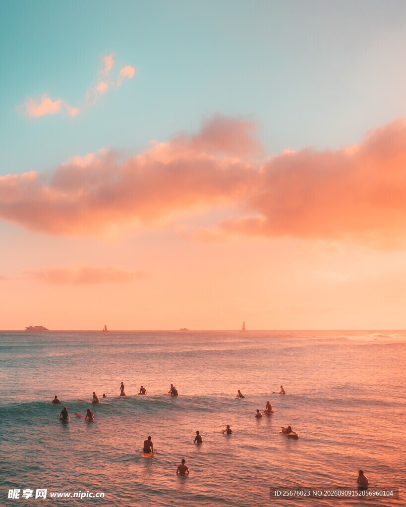 夕阳下海边嬉戏的人群