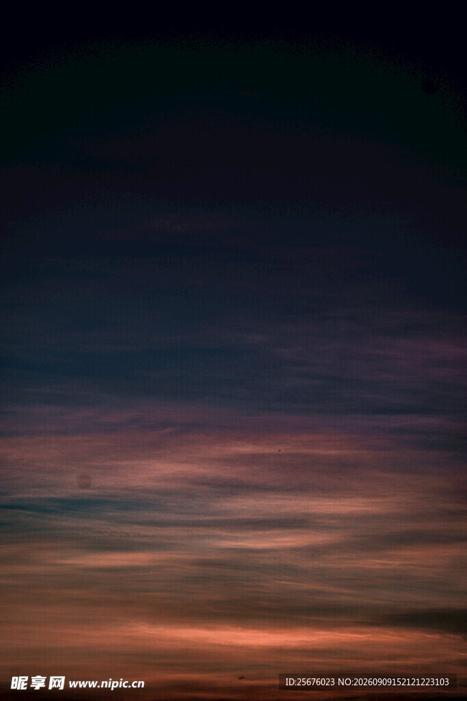 绚丽多彩的黄昏天空