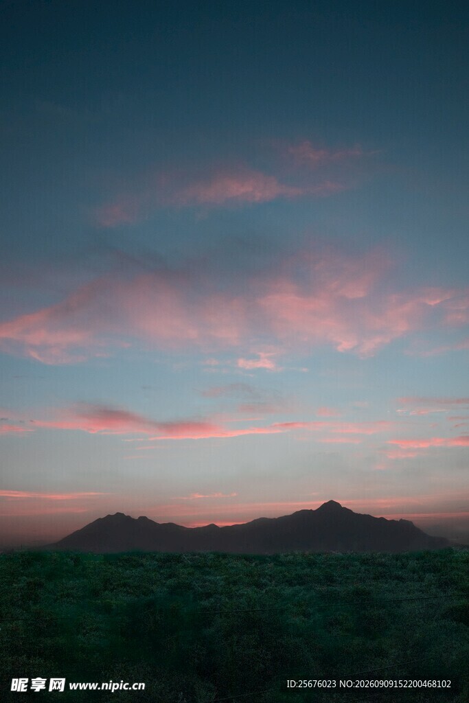 黄昏时分的山峦与彩云