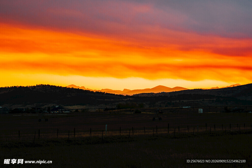 壮丽晚霞下的山峦景色